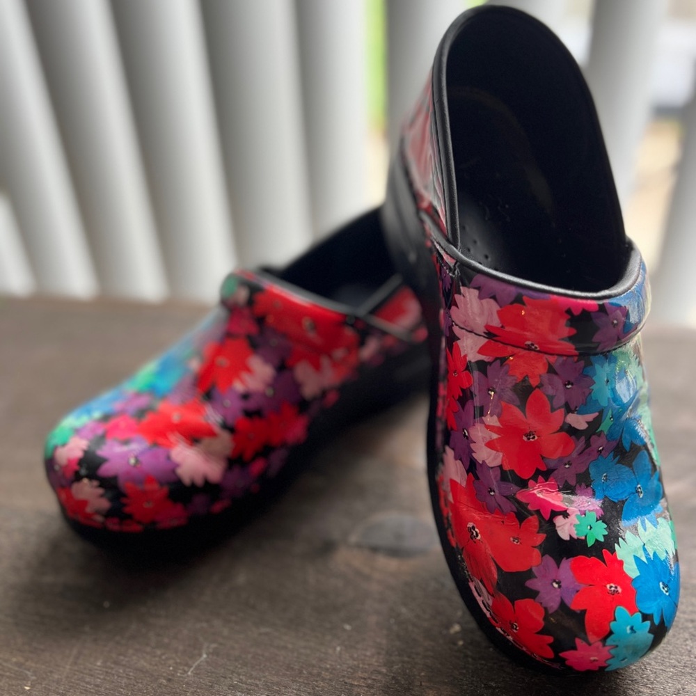 🌺 SLIGHTLY USED DANSKO PROFESSIONAL TWIN PRO FLOWERS PATENT SIZE  US 7.5 EU 38.